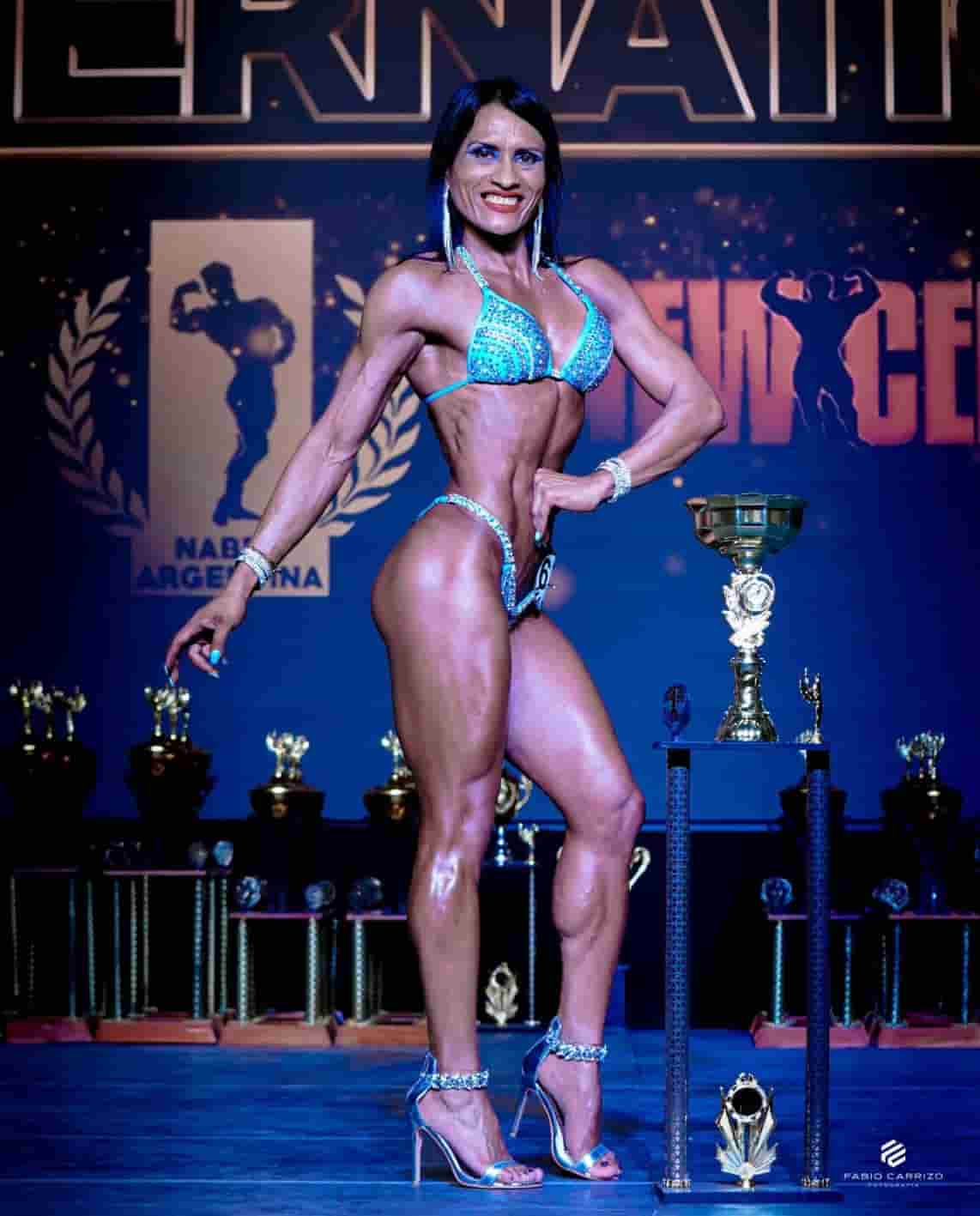 Marcela Moreno posando en una competencia de Fitness Bikini